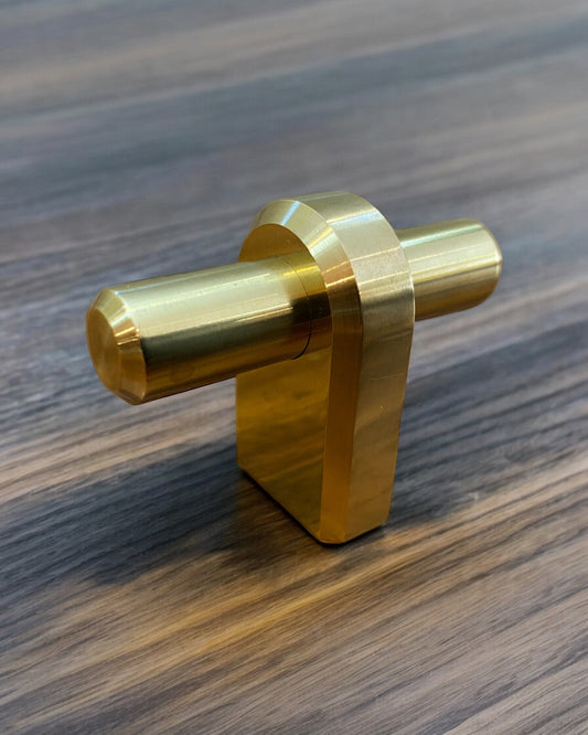 Anchor brass knob